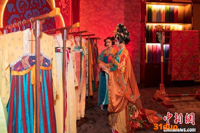 《寻梦·芙蓉里》表演中，大唐仕女正在挑选服饰。 西安市曲江新区供图