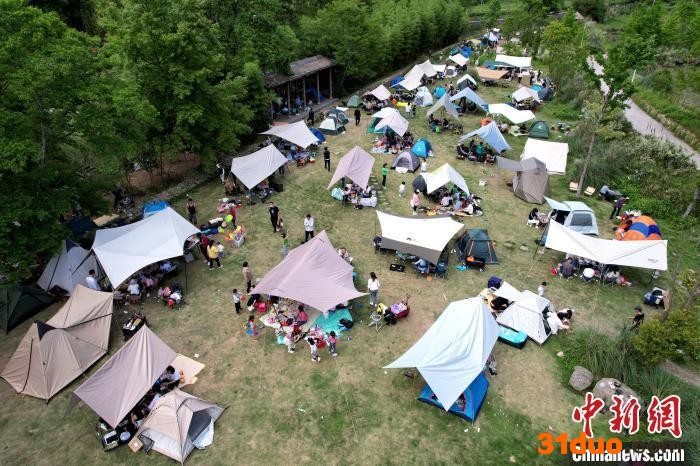 市民在九峰村“安营扎寨”，享受假期。 王东明 摄 