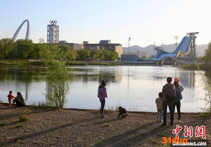 “五一”假期，北京市民在首钢园区游玩。 中新社 易海菲 摄