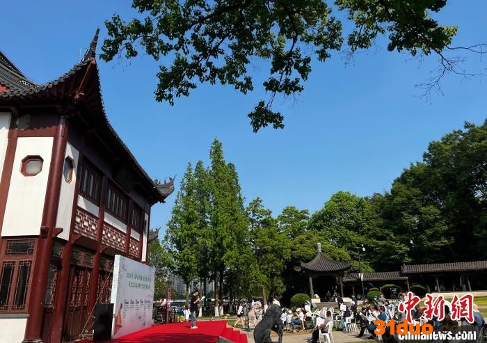 第二届江南诗歌节、第六届华语诗歌春天晚会南京分会场开幕式在莫愁湖公园举办。 泱波 摄