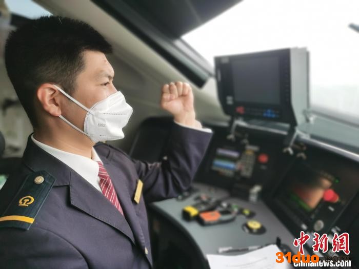 赵洋驾驶动车组列车。 韩冰 摄