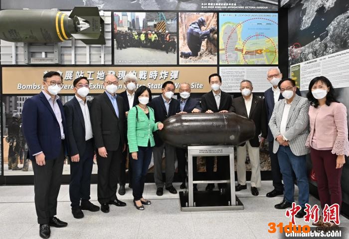香港特区行政会议非官守议员参观即将启用的港铁会展站。 香港特区政府新闻处 摄