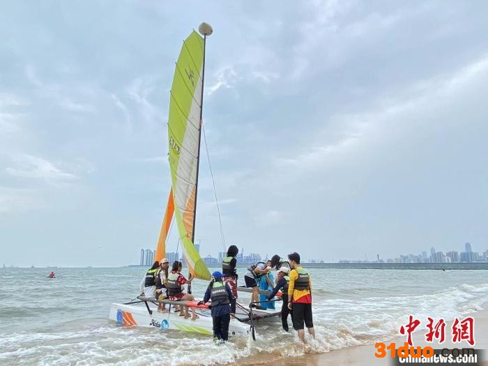 市民游客在海口体验帆船项目感受滨海风光。 符宇群 摄