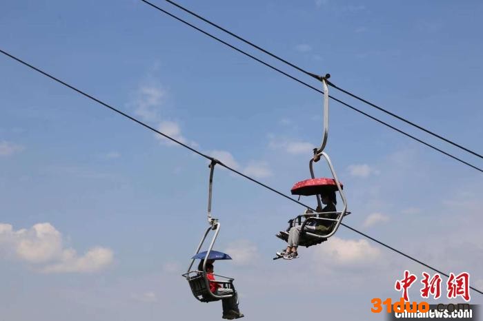 图为“五一”期间红酒小镇索道的旅客。 杨孝永 摄