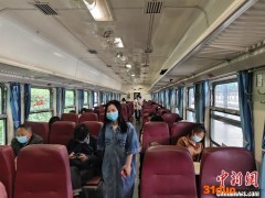 “慢火车”“怀旧游”受捧  成中国年轻人新时尚