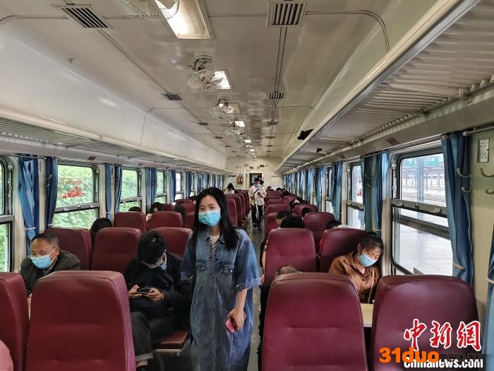 图为5621次列车内部。 张旭 摄