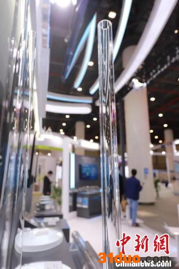 图为，长飞制造的光纤预制棒 武汉市经济和信息化局供图