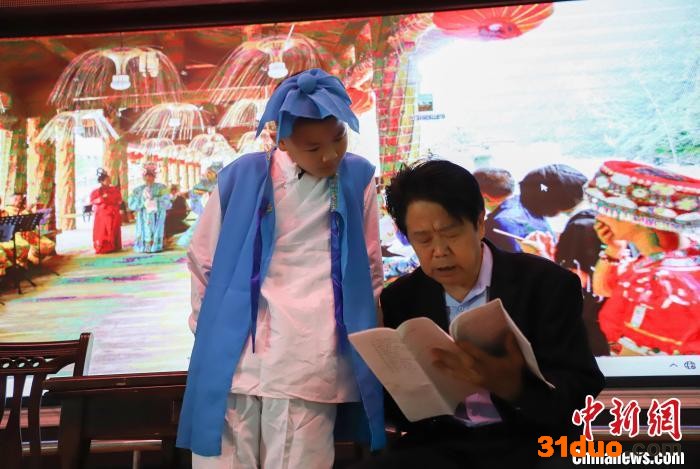 曹祖兵(右)对邓力歌的唱腔进行指导 谭元敏 摄