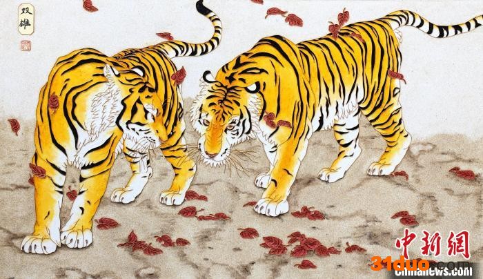 任继红制作的掐丝珐琅画老虎 刘江 摄