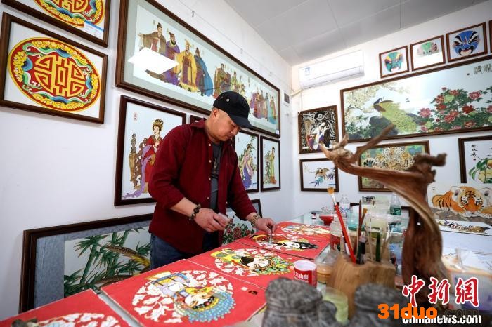 任继红正在创作掐丝珐琅画戏曲脸谱 方荩娅 摄