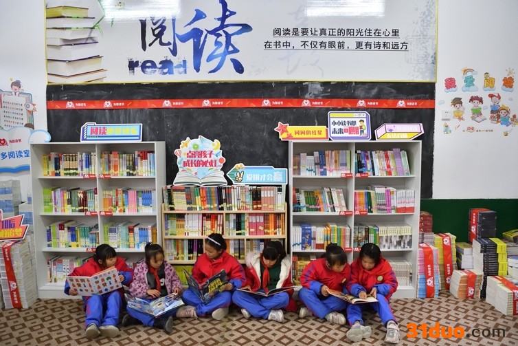 在江西省宜春市温汤镇社埠村小学里，充实了4000余册课外书籍及教辅书籍的阅读室焕然一新，帮助孩子们在阅读中找到通向更大世界的门。