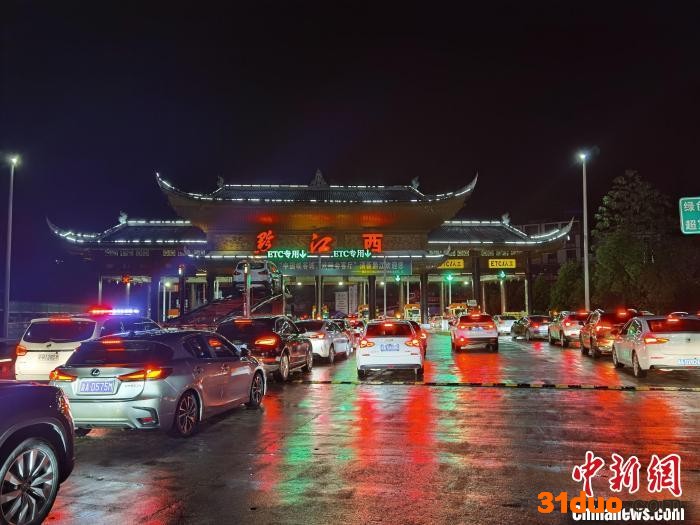 图为“五一”假期期间的黔江西收费站。 重庆高速公路路网管理有限公司供图