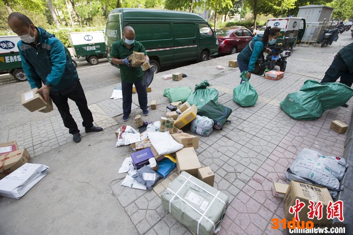 5月5日，山西太原，物流业工作人员在分拣快递包裹。 中新社记者 张云 摄