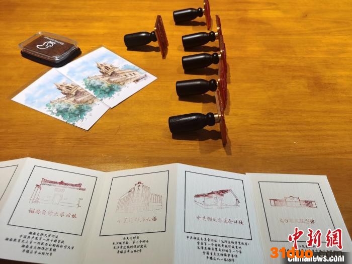 戴翎怡团队设计的文旅地图、印章等文创产品。 向一鹏 摄