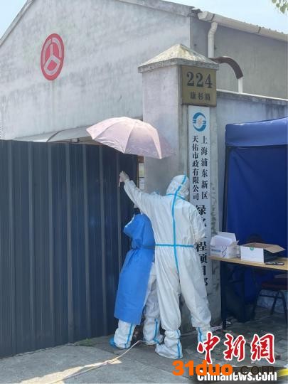 志愿者为吴贝贝撑起一把伞。 复星供图