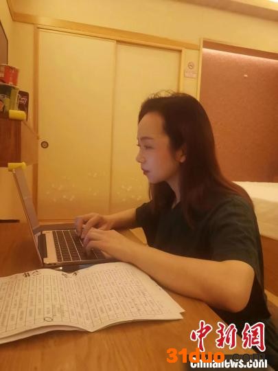 领队宋丽凌晨两点在做新一天的任务分工表。 复星供图