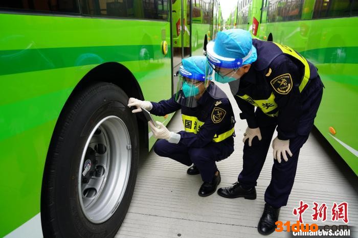宁波海关关员在对出口天然气大客车进行查验 茹俞栋 摄