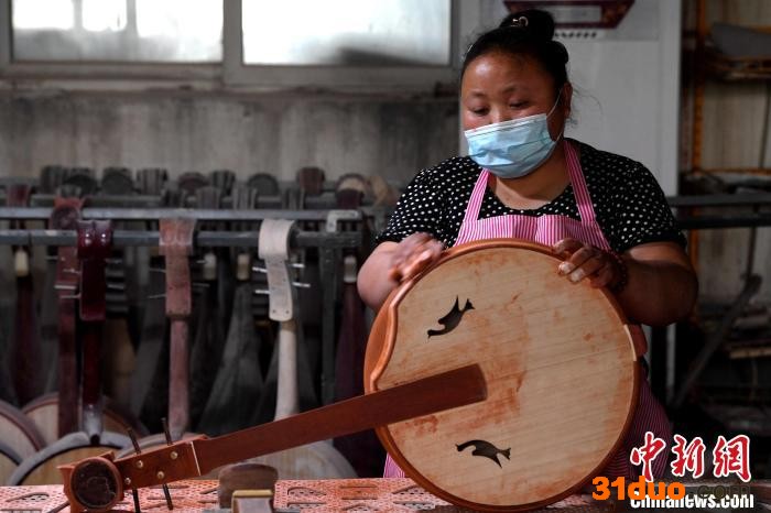 工人打磨中阮半成品。 崔佳栋 摄