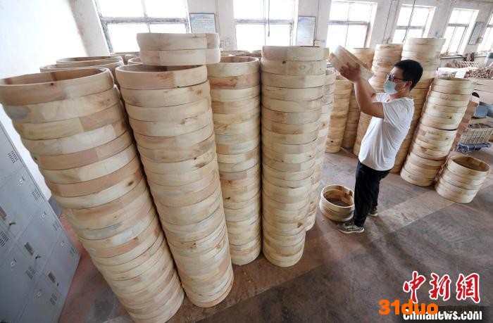 工人摆放中阮腔。 崔佳栋 摄