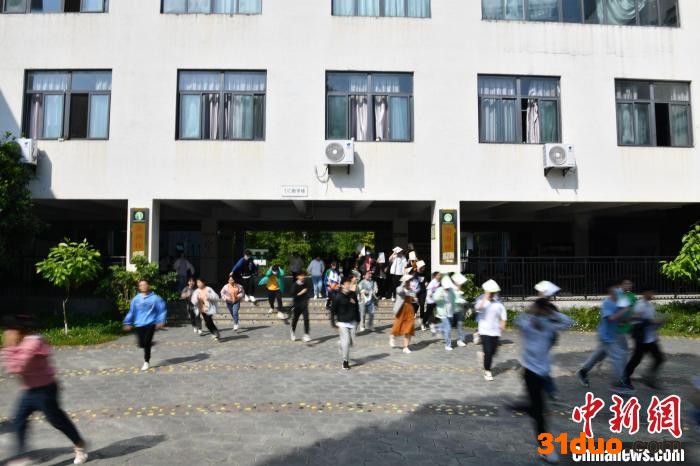 学生从教学楼有序疏散。 张浪 摄