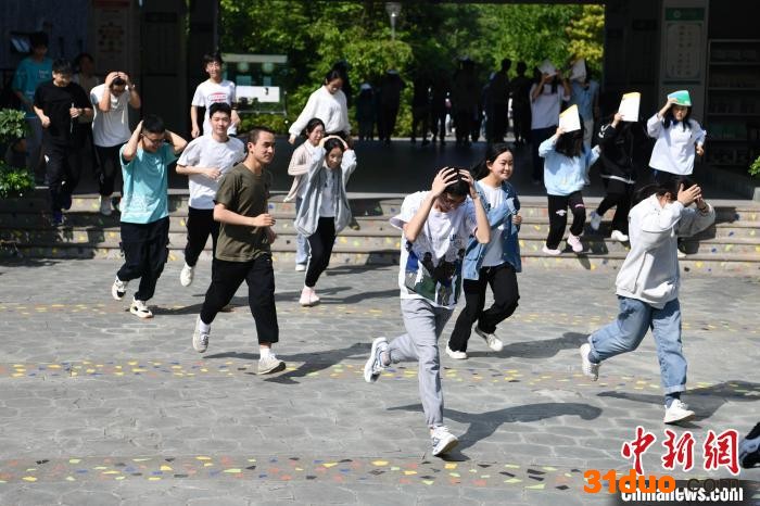 学生从教学楼有序疏散。 张浪 摄