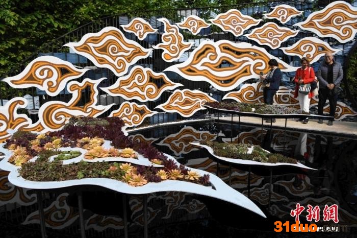 当地时间5月5日,法国卢瓦尔河畔肖蒙国际花园节30周年纪念展举行媒体开放日活动。图为媒体记者参观马来西亚知名设计师林映宗的参展作品。 中新社记者 李洋 摄 当地时间5月5日,法国卢瓦尔河畔肖蒙国际花园节30周年纪念展举行媒体开放日活动。图为媒体记者参观马来西亚知名设计师林映宗的参展作品。 中新社记者 李洋 摄