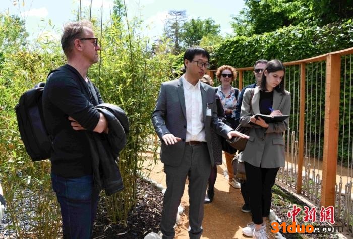 图为刘相诚在现场为媒体记者讲解作品设计理念。 中新社记者 李洋 摄 图为刘相诚在现场为媒体记者讲解作品设计理念。 中新社记者 李洋 摄