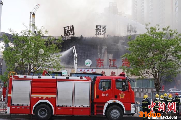 图为消防救援人员进行灭火救援。 马铭言 摄