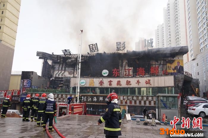 图为消防救援人员进行灭火救援。 马铭言 摄
