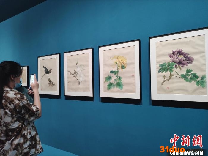 参观者驻足欣赏画作。 邓霞 摄