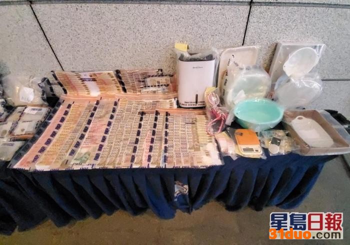 香港元朗一住宅单位内发现一批毒、包装工具和大量现金。 图片来源：香港《星岛日报》。