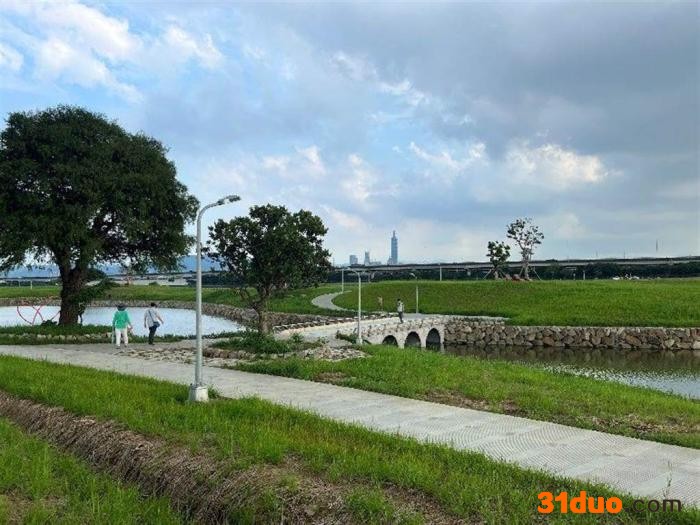 台北市美堤河滨整建第二期工程完工，河滨地形更有立体空间感，也保留乔木与绿地，让民众前往野餐时，更能感受到绿意与水景。 图片来源：台湾“中时新闻网” 台北市政府提供。