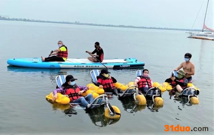 台湾屏东县关心身心障碍者服务协会组团来大鹏湾体验水上漂浮乐。 图片来源：台湾《联合报》 大鹏湾供图。