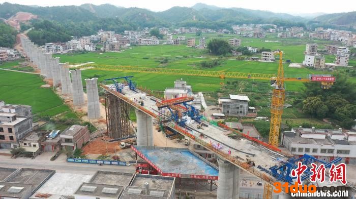 梅龙铁路清溪跨G205国道连续梁施工现场 邹佳兴 摄