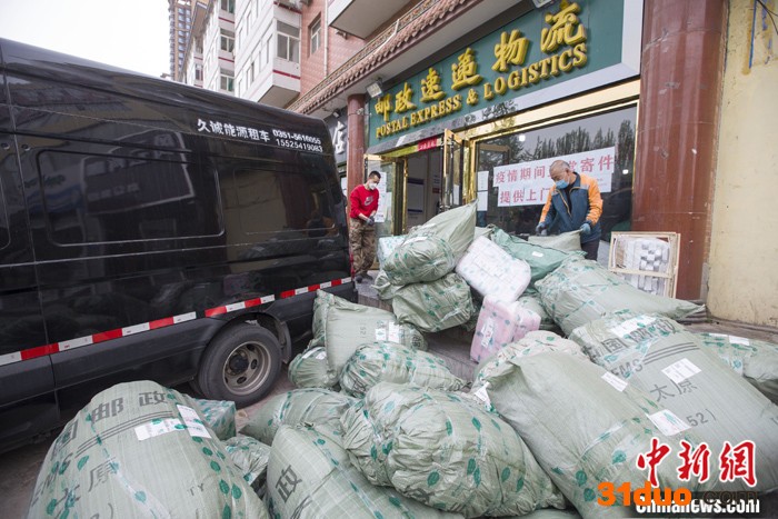 资料图为山西太原，工作人员分拣快递。 中新社记者 张云 摄