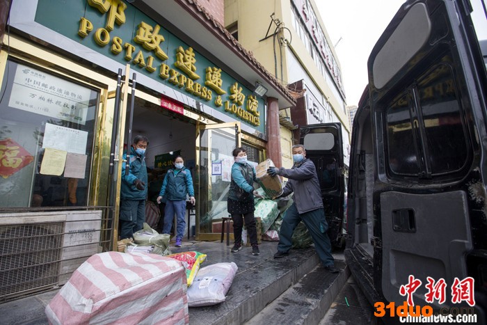 资料图为山西太原，工作人员分拣快递。 中新社记者 张云 摄