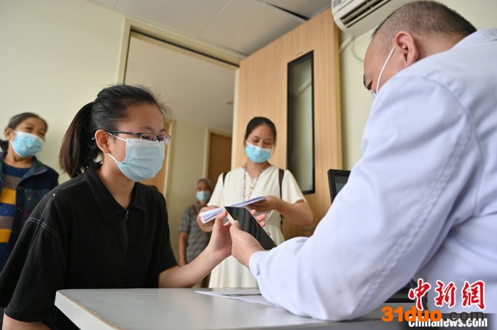 图为4月26日，广西南宁，“00后”职业陪诊员曾秀秀拨通视频电话，让异地的患者与医生沟通病情。 中新社记者 俞靖 摄