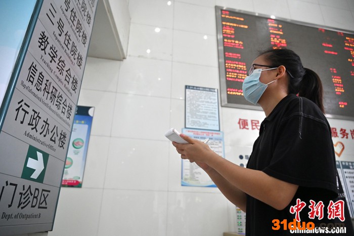 图为4月26日，广西南宁，“00后”职业陪诊员曾秀秀记录医疗科室所在位置。 中新社记者 俞靖 摄