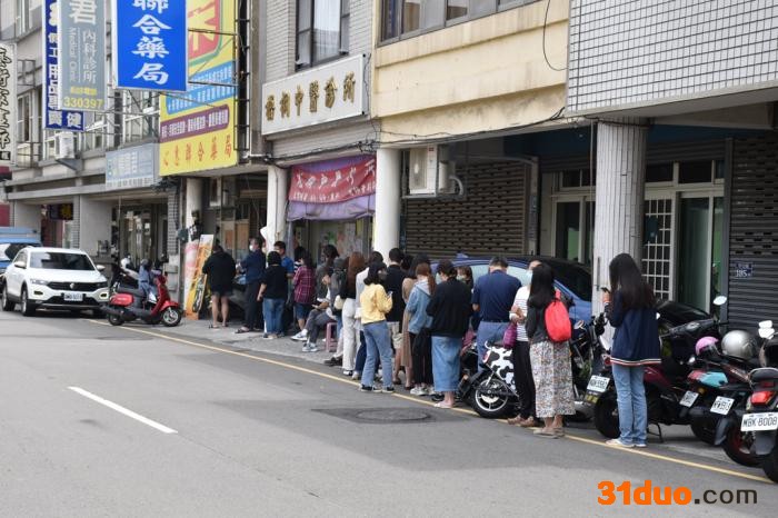 图为台湾民众排队买快筛试剂 台湾《中国时报》图 谢明俊摄 