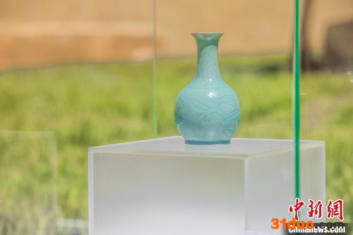 “汝窑天蓝釉刻花鹅颈瓶”展品。 河南省文化和旅游厅供图