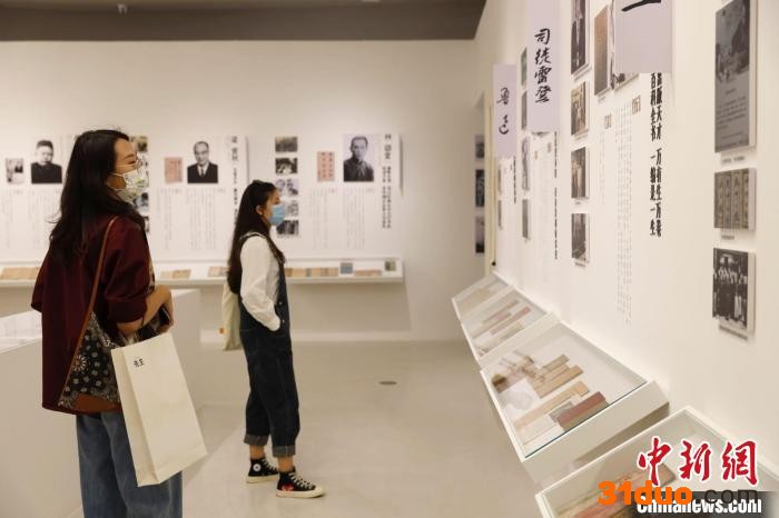 图为《先生回来》——昆明致敬特别展在昆明树影艺术中心开展。 李嘉娴 摄