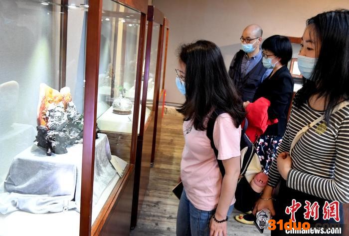 观众观看由福建省工艺美术大师刘丹明创作的高山石雕作品《远方的家》。 记者刘可耕 摄