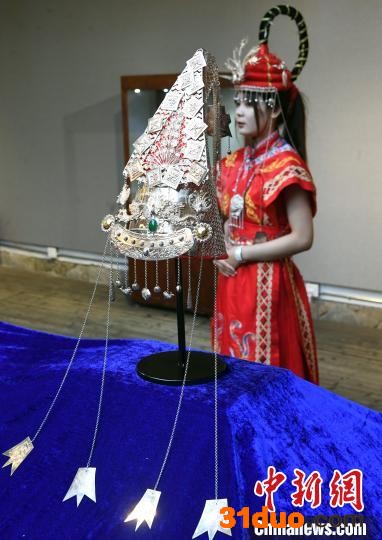 由福建省工艺美术大师林伟星创作的畲族银饰作品《畲族·凤冠》吸睛。 记者刘可耕 摄