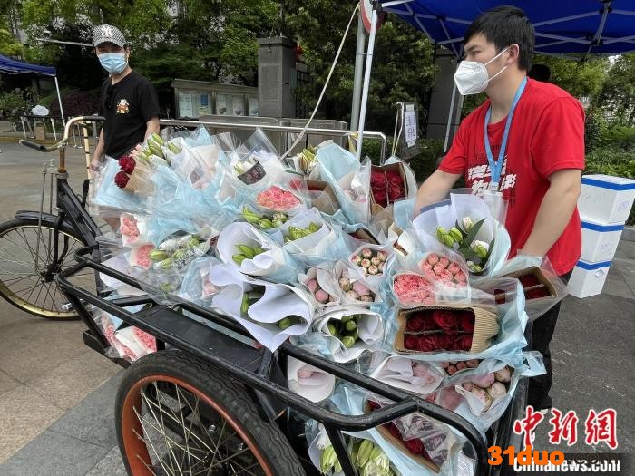 某小区团购的母亲节鲜花。 某电商平台供图。
