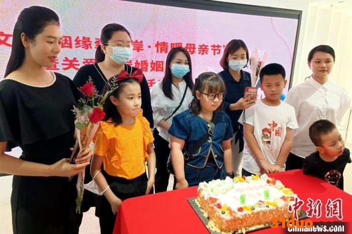 孩子们给妈妈献花、吃蛋糕。 廖珍妹 摄