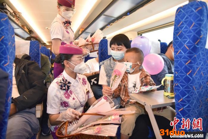 乘务员为列车上的妈妈送上节日的祝福。 沈向全 摄