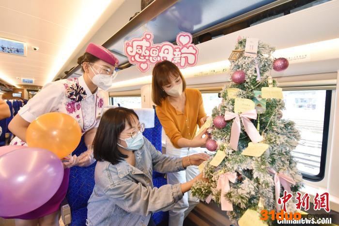 旅客们纷纷在心愿树上留下对妈妈的祝福。 沈向全 摄