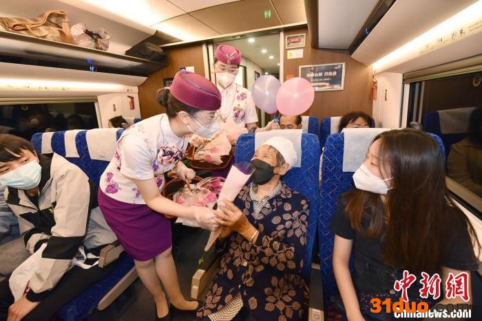 乘务员为74岁的刘奶奶送上康乃馨。 沈向全 摄