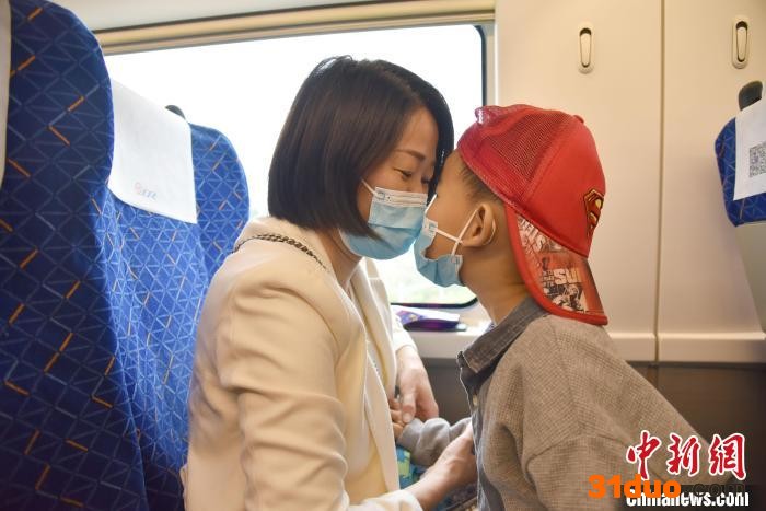 列车上，小旅客俊俊和妈妈温暖互动。 沈向全 摄