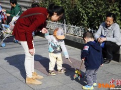 打工带娃难两全 职场妈妈的“双重焦虑”怎么破？